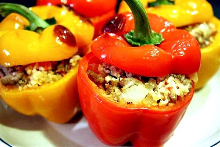 Фаршировані перці з фаршем і рисом у духовці з ретельно перемішаних